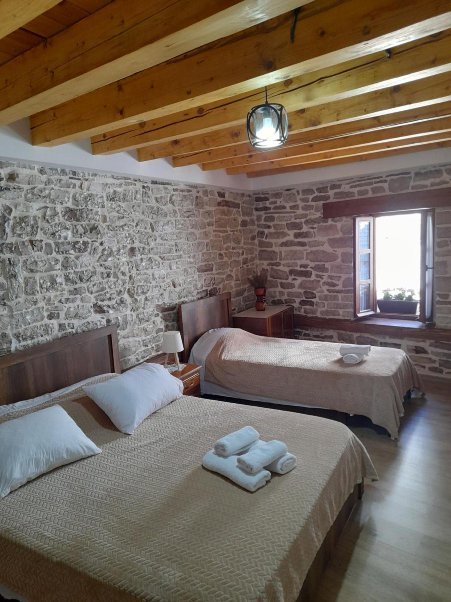 Guest House Ani Gjirokaster Ngoại thất bức ảnh